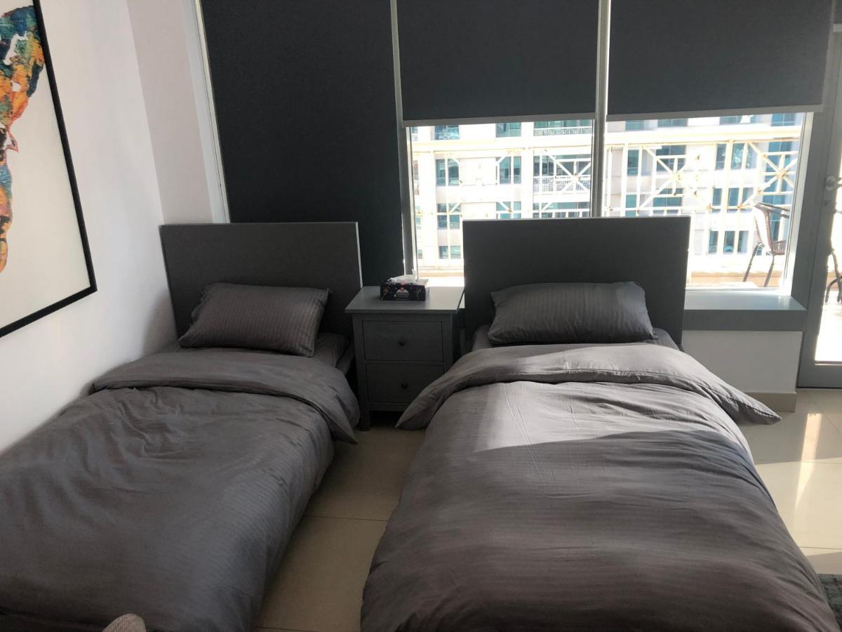 Downtown Boulevard One Bedroom Apt In 29 Blvd غرفة وصالة Burj & Fountain View Master Bedroom Plus 2 Single Beds In Living Room 迪拜 外观 照片
